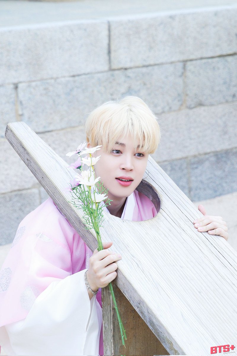 YoonMie17's tweet photo. Happy birthday to the one who always make ARMYs getting butterflies. 😜
#LightOfOctober 
#StageLegendJimin https://t.co/ZGBf2Uldkx