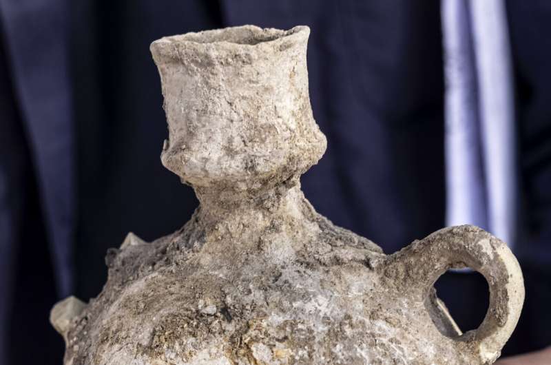 Archaeologists unearthed a massive ancient winemaking complex dating back some 1,500 years in Yavne,south of Tel Aviv,Israel. The complex includes 5 wine presses,warehouses,kilns for producing clay storage vessels and tens of thousands of fragments &amp; jars 
phys.org/news/2021-10-i…