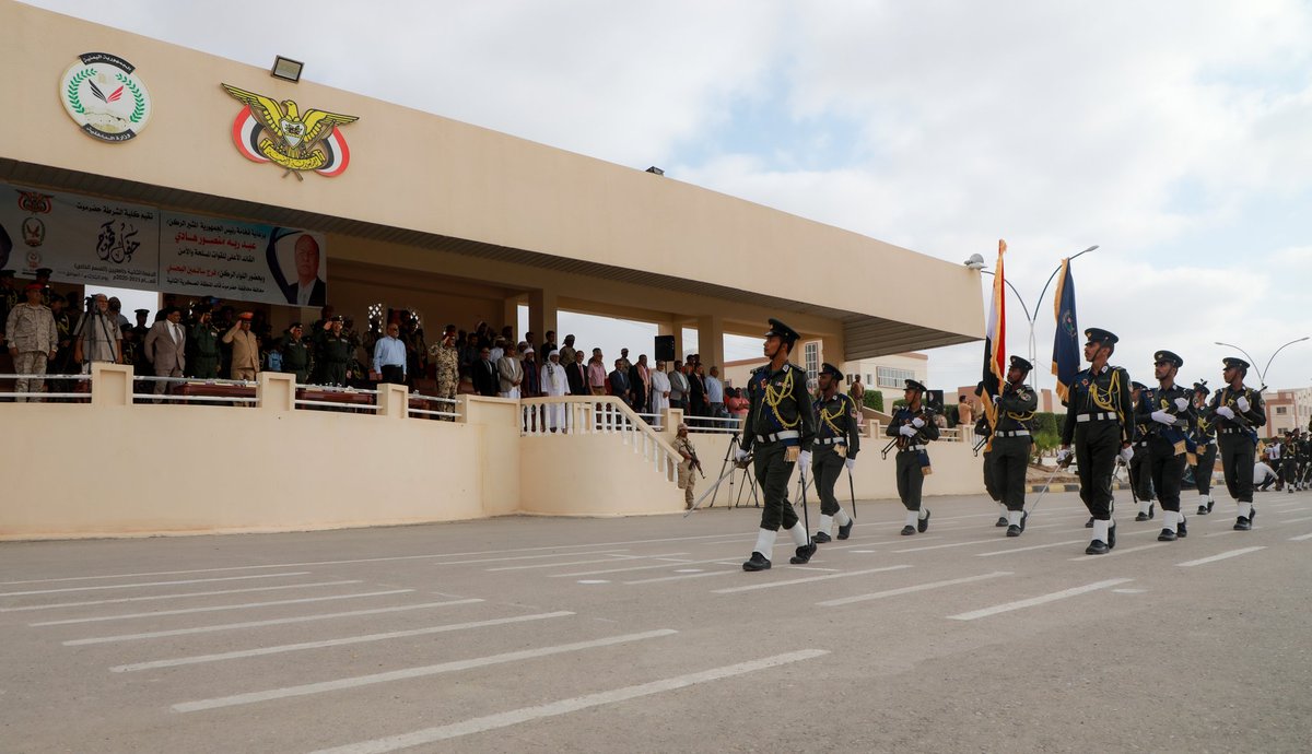 HadramoutGov's tweet photo. المحافظ #البحسني يشهد حفل تخرّج الدفعة الثانية جامعيين من كلية الشرطة ب #حضرموت https://t.co/DUy1qPzd0v