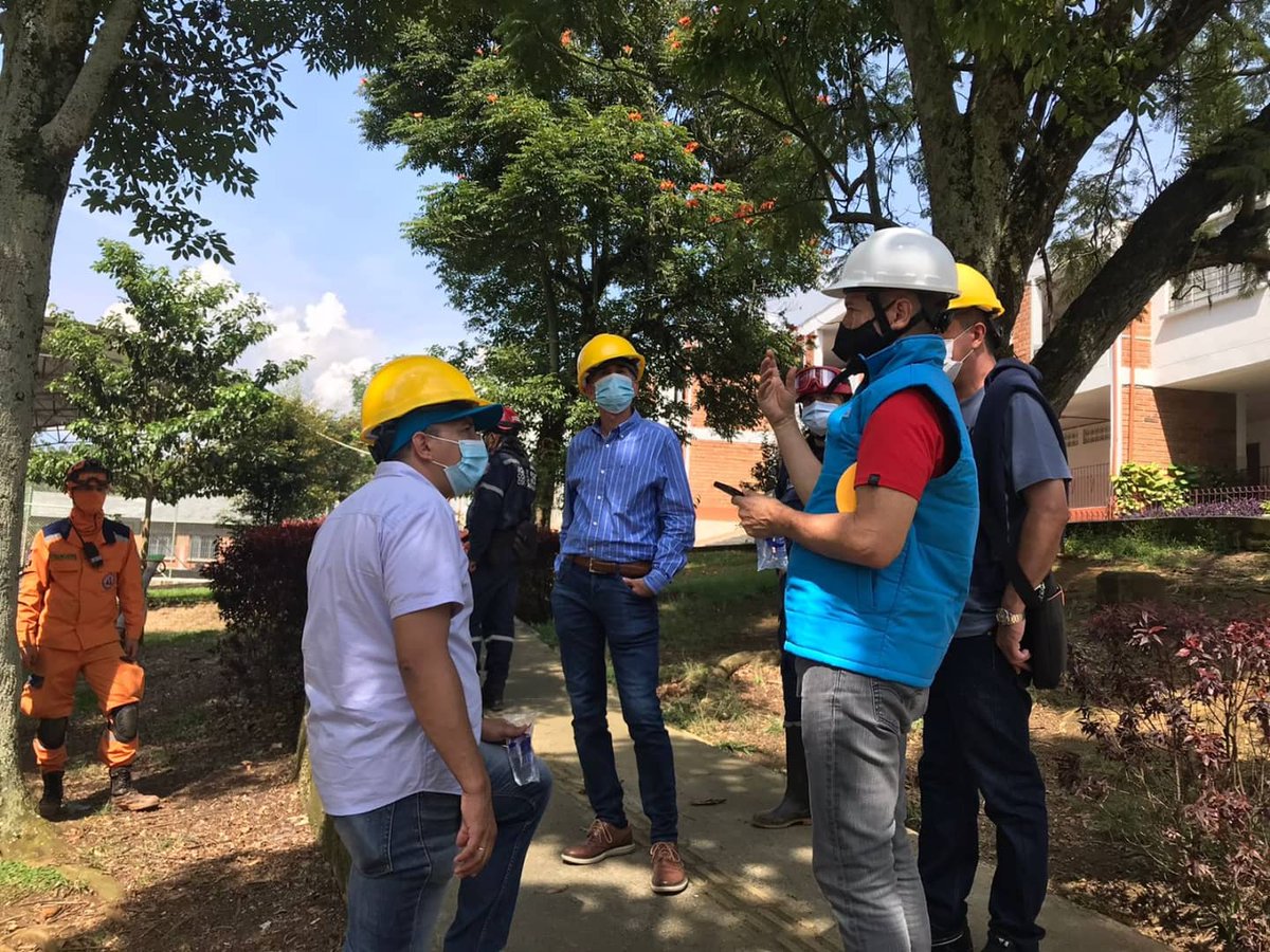 Alcaldiacopa's tweet photo. En el segundo día de la emergencia ocasionada por el movimiento en masa sobre la autopista Norte a la altura de la I.E Escuela Normal Superior María Auxiliadora comenzaron las labores de remoción del material, con dos retroexcavadoras y un equipo de volquetas, desde las 6:00a.m. https://t.co/DHCcnmHACY