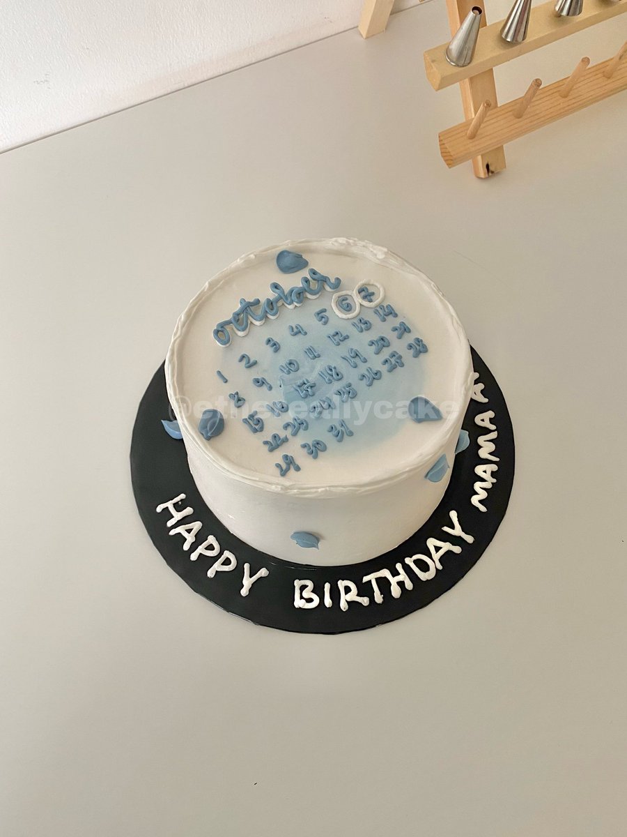 ethereallycake's tweet photo. Blue 💙🤍 https://t.co/Y2yklxe6sm