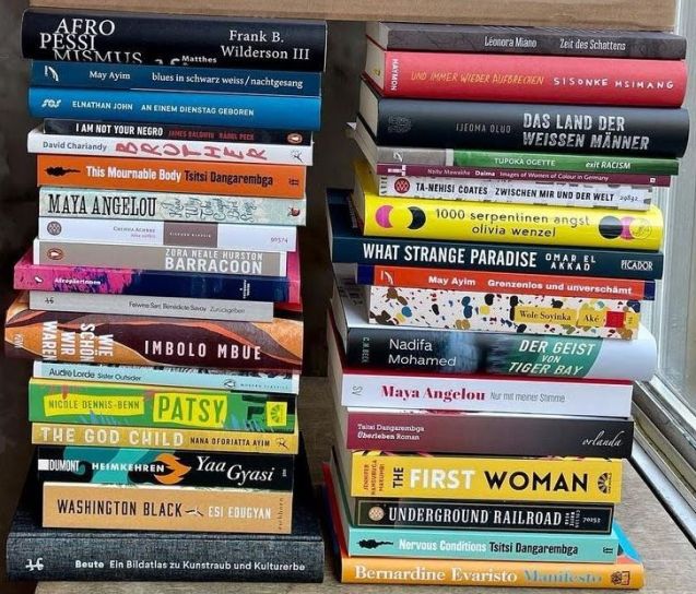 (2/2) Die Buchhandlung <a href="/ocelot_berlin/">ocelot,</a> macht aus der Not eine Tugend und empfiehlt statt der nicht lieferbaren Werke des Nobelpreisträgers Abdulrazak Gurnah thematisch ähnlich gelagerte Literatur.