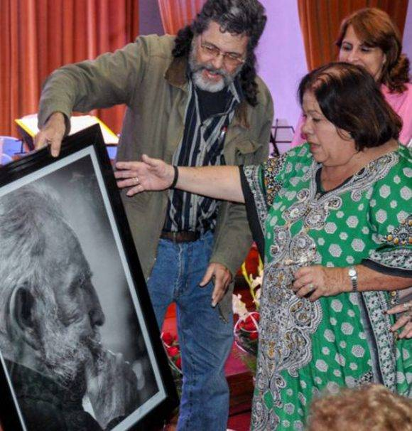 Hoy cumple años <a href="/MestreCorina/">Corina Mestre Vilaboy</a>. Abajo, en la imagen, le estoy entregando una foto de #Fidel. Me gustaría regalarle otra ahora. Actriz extraordinaria, fidelista de raíz, amiga leal, ejemplo de cubanía, generosidad y sentido de la justicia. Muchas felicidades. Un beso grande.