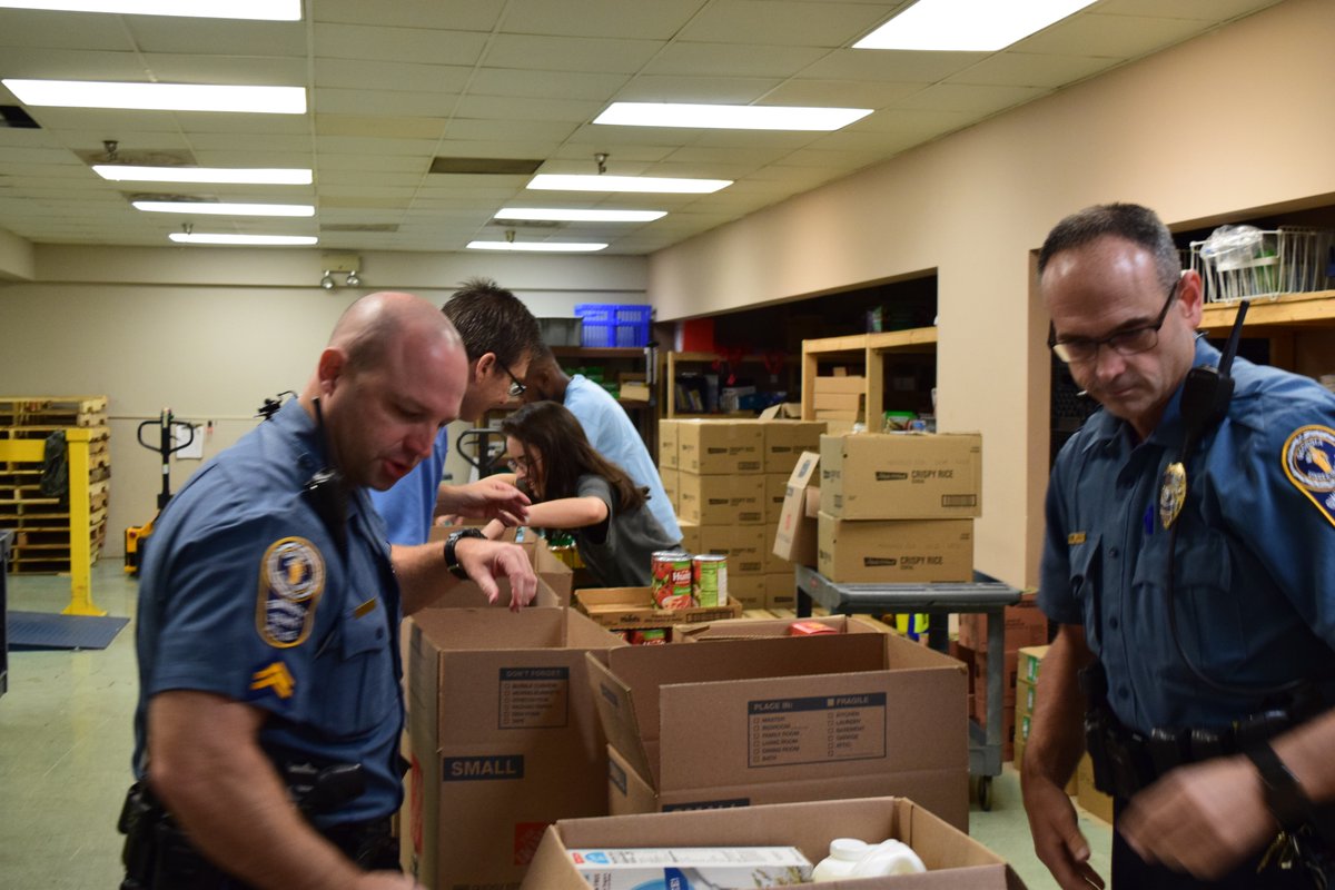 crosspointega's tweet photo. Cross Pointe partnered with Gwinnett Police last Friday for their Faith and Blue project, distributing food to those in need in our area. This was a great opportunity to connect with our neighbors. #cpserves #faithandblue https://t.co/tffxi865j8