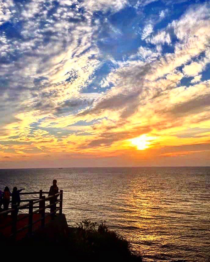 夕暮れ空と海を眺めていると懐かしさを感じる

I feel nostalgic when I look at the evening sky and the sea

#landscape_lovers #naturelovers #写真好きな人と繋がりたい #street_unseen #streetphotography #shadowhunters #streetstyle #streetclassics #sea #evenigsky #light #japan