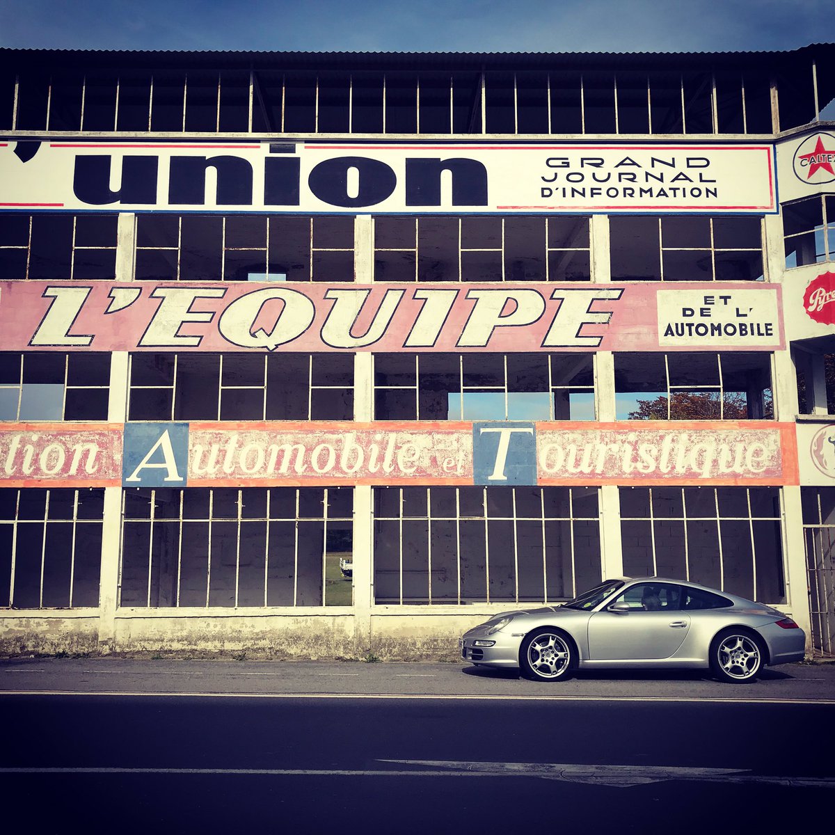 sbmktg's tweet photo. A magical place. Ghosts of racing heroes past. Racing like it used to be @ReimsGueux @gueux_reims #Reims #Champagne #Porsche #roadtrip #racinglifestyle #lifeandengines ๐๐๐ซ๐ท๐พ๐ฅ๐ https://t.co/tEs08CmFkg