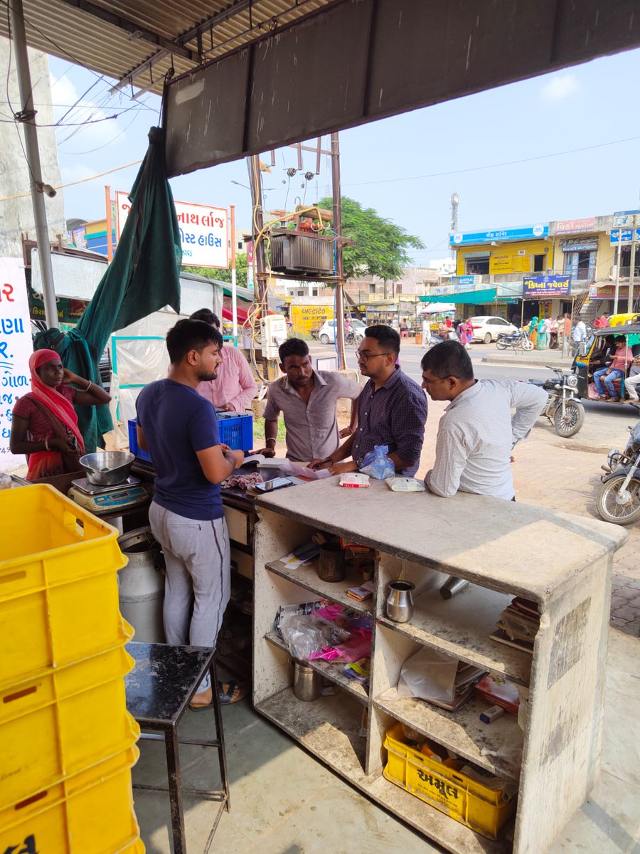 આજ રોજ તોલમાપ વિભાગને સાથે રાખી બાયડ તાલુકા મા MRP કરતા વધુ ભાવ વસુલતા અને વજનકાંટા સમયસર પ્રમાણિત ન કરાવનાર  દુકાનદારો સામે દંડનીય કાર્યવાહી કરી..@CollectorArvali <a href="/kamaldayani/">Kamal M. Dayani</a> <a href="/pkumarias/">Pankaj Kumar</a> <a href="/CMOGuj/">CMO Gujarat</a>