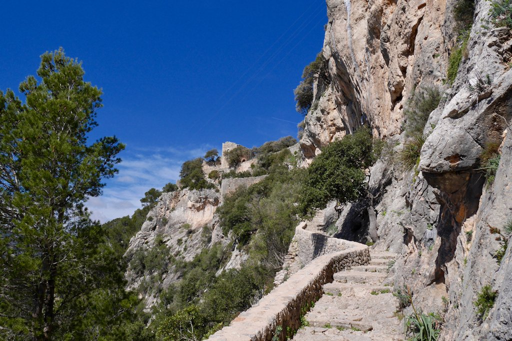 mallorcareflect's tweet photo. #TravelTuesday from #Mallorca #Majorca - 'Best of Mallorca Hiking: Top 10 Tours to Discover' by @estilo_palma + 'C’an Beneit – chic Mediterranean rural hotel' by @theluxuryeditor. #ruralhotel #hiking. Check in at: https://t.co/gUz3HVxFib https://t.co/8a2nUIbtrW