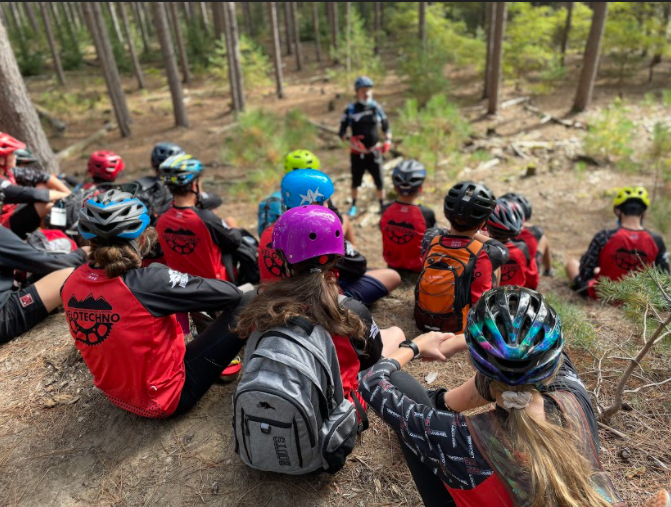VeloTechnoLR's tweet photo. Le 7 octobre, nous avons eu la chance d’aller à la forêt Larose, une expérience inoubliable. Cette journée était remplie d'activités amusantes et de vélo. Nous avons été chanceux d’avoir eu une journée d'automne ensoleillée et pleine de couleurs. 
#forêtLarose #cepeo #automne https://t.co/JSu6JpJ7Zx