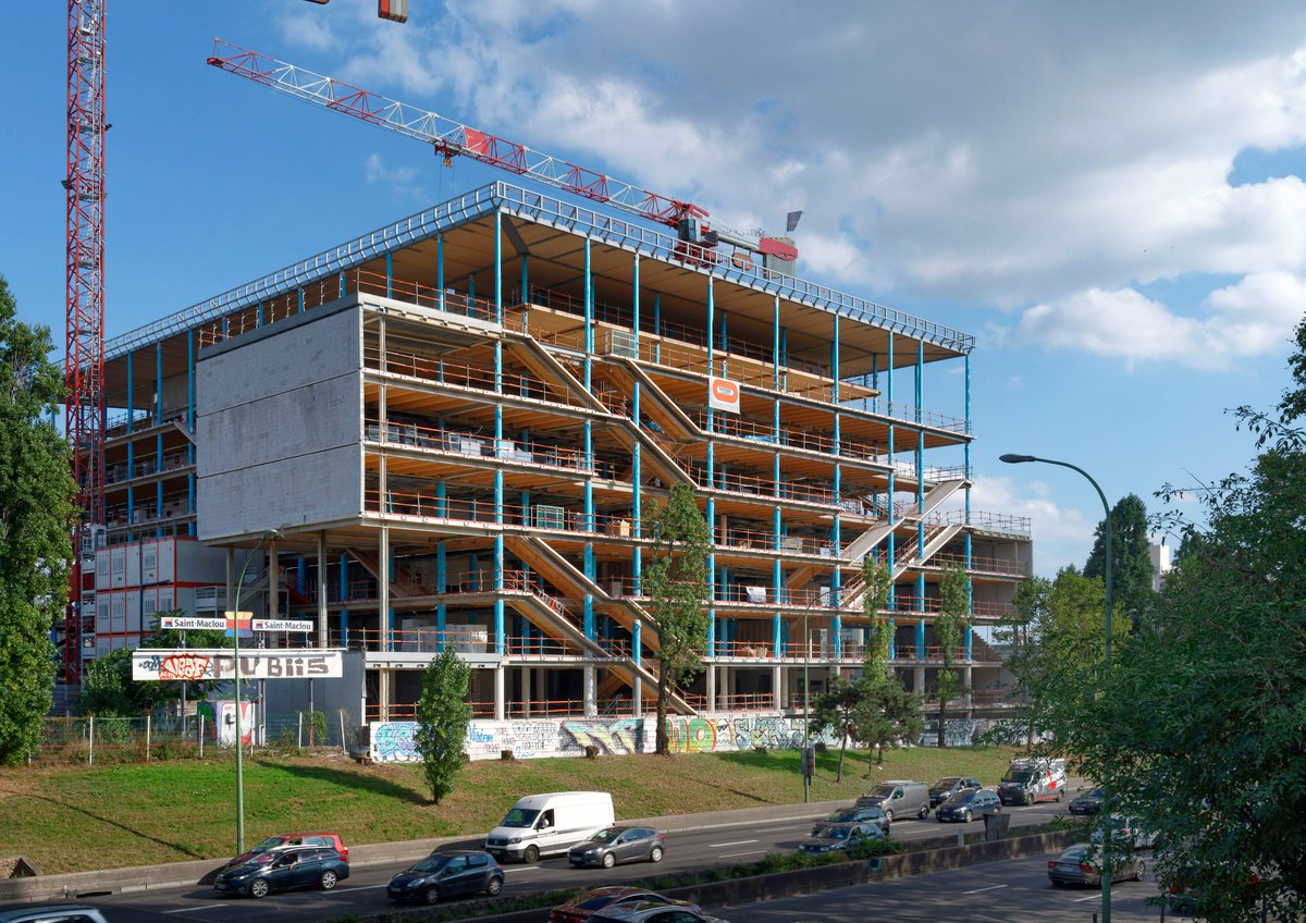 Bouygues_BatIDF's tweet photo. Ça pousse à @BagnoletFR ! 🌳 Sur le chantier #WonderBuilding de @novaxia_paris, la structure #bois a atteint sa hauteur maximale : le gros œuvre est terminé !
Conçu par @Coldefy_CAAU, le #bâtiment prend place dans le paysage comme un symbole du renouveau du quartier ! 🌇 https://t.co/Y5WKOgRzXU