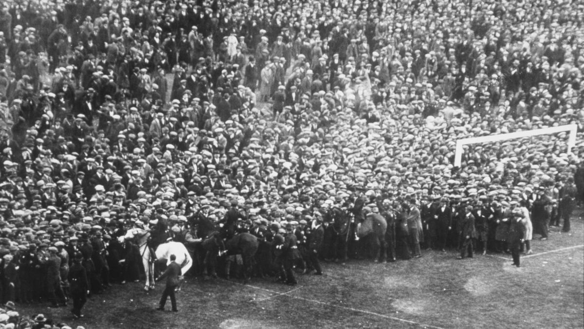 Ascenso Inglés on Twitter: "Mundialmente conocida como la White Horse Final  o Final del caballo blanco. Por esta imagen de un oficial montado  intentando retener a los hinchas que invadían el terreno