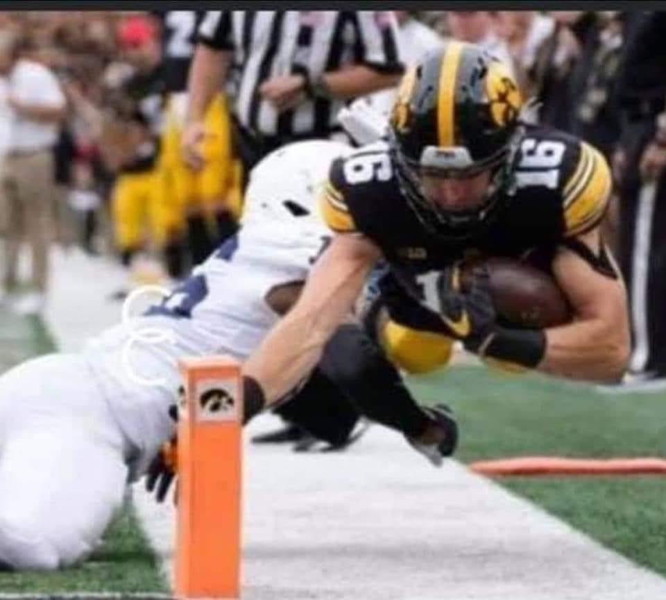 _DearOldState's tweet photo. Did we ever get an explanation on how exactly this is considered a touchdown? https://t.co/HrjWHWOwfX