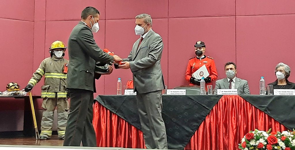 #Loja | Participamos en la Sesión Solemne de <a href="/cbomberosloja/">𝐁𝐨𝐦𝐛𝐞𝐫𝐨𝐬 𝐝𝐞 𝐋𝐨𝐣𝐚 👨‍🚒🚒</a>, en conmemoración al Día del Bombero Ecuatoriano 🧑‍🚒 y próximos a cumplir 75 años de vida institucional.

Bajo el lema de abnegación y disciplina, se entrega reconocimientos a los casacas rojas.🏅

#JuntosLoLogramos