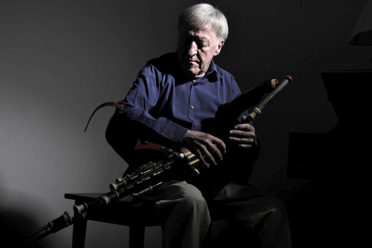 RIP Paddy Moloney, legendary founder of the Irish group, The Chieftains. We remember him today listening to his beautiful uilleann pipe playing in 1973 on the piece below, Mná na hÉireann, a song Kate would record. A true giant of Irish music has left us. youtube.com/watch?v=sZmmFQ…
