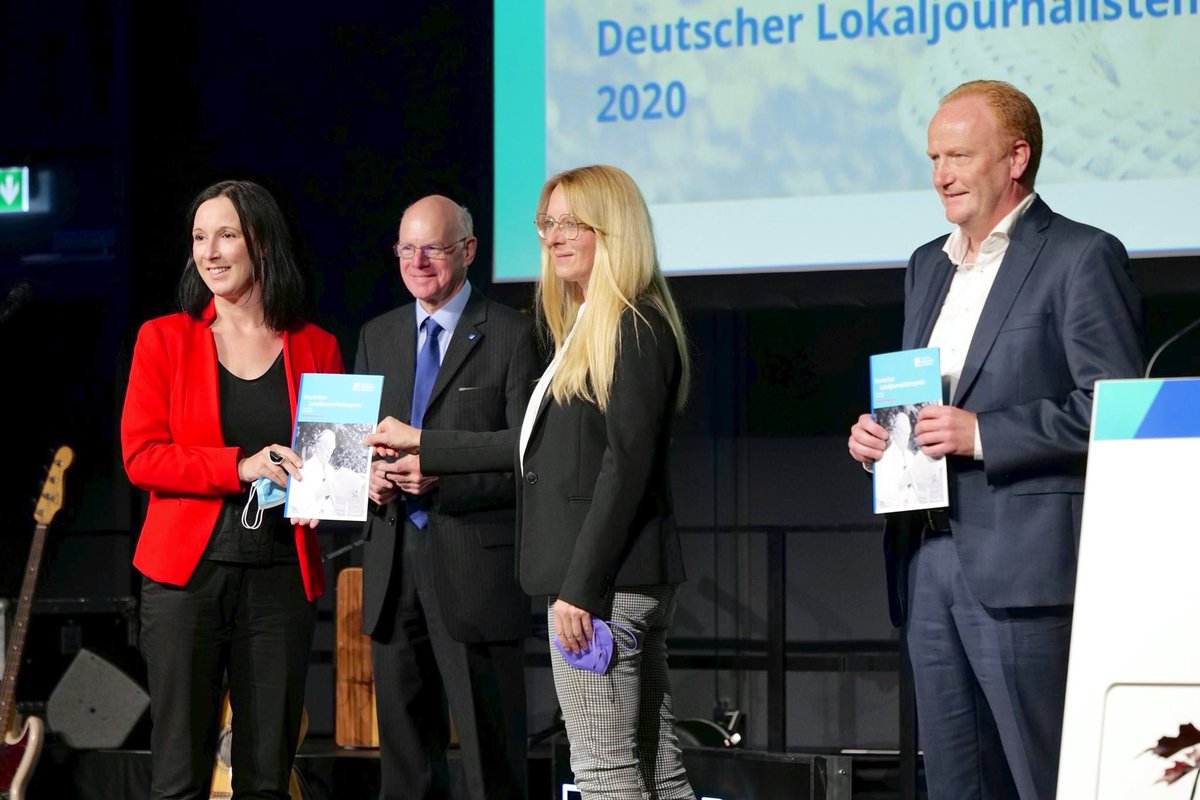 1/3 Die Kolleg:innen vom Hanauer Anzeiger haben gestern in Konstanz die Auszeichnung für den 3. Platz beim renommierten Deutschen #Lokaljournalistenpreis erhalten. #ippenmedia #lokaljournalismus #konradadenauerstiftung #hanaueranzeiger #journalismus #demokratie