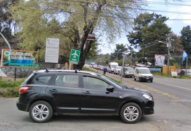 LaVozDePucon's tweet photo. Amigos, nos informan (martes 12 de octubre a las 13 hrs.) de un #megataco en #Pucón en el Camino Internacional sector aeropuerto en dirección hacia la ciudad desde @Carabdechile dicen que solo tienen una patrulla controlando el buen uso de las vías y no para ordenar 🤷🤷🤷 https://t.co/OdMmqcvaW4