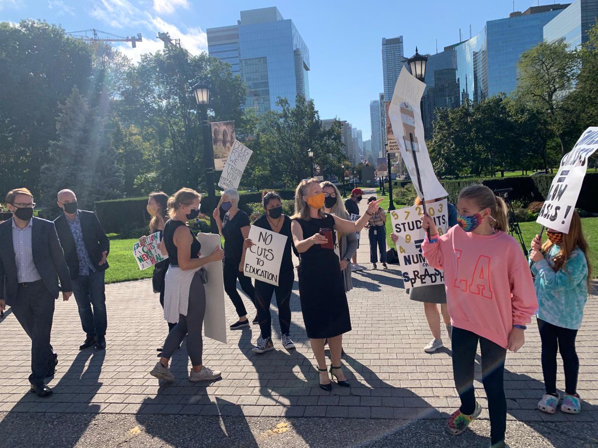 LGrayMc's tweet image. This morning we were at Queen’s Park to let @Sflecce and @fordnation know that it is time to put students’ health and safety first. Lack of funding is resulting in bigger class sizes, leading to increased Covid risk and decreased stability for our kids.