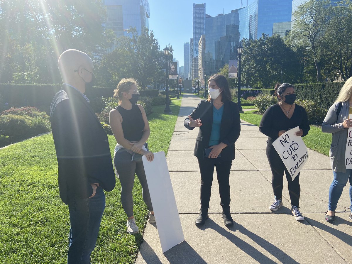 LGrayMc's tweet image. This morning we were at Queen’s Park to let @Sflecce and @fordnation know that it is time to put students’ health and safety first. Lack of funding is resulting in bigger class sizes, leading to increased Covid risk and decreased stability for our kids.
