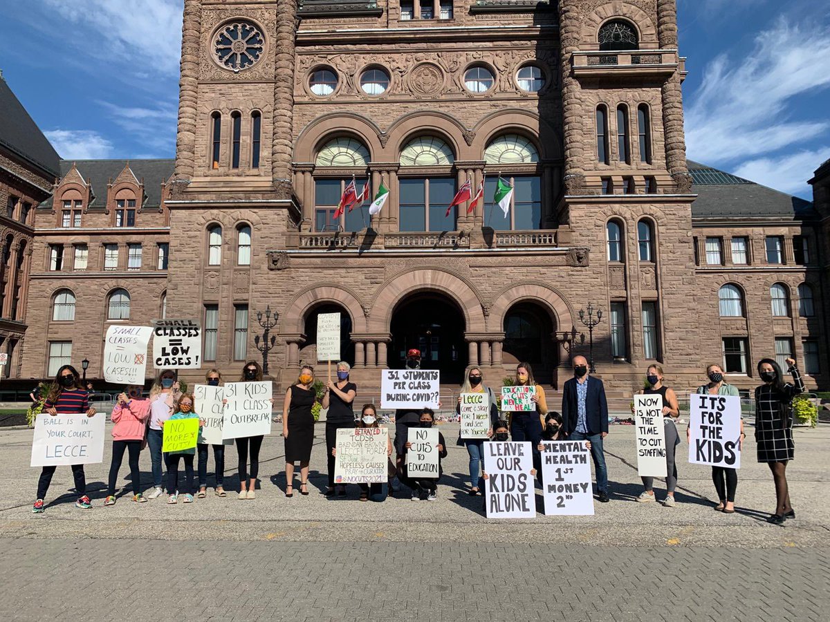 LGrayMc's tweet image. This morning we were at Queen’s Park to let @Sflecce and @fordnation know that it is time to put students’ health and safety first. Lack of funding is resulting in bigger class sizes, leading to increased Covid risk and decreased stability for our kids.