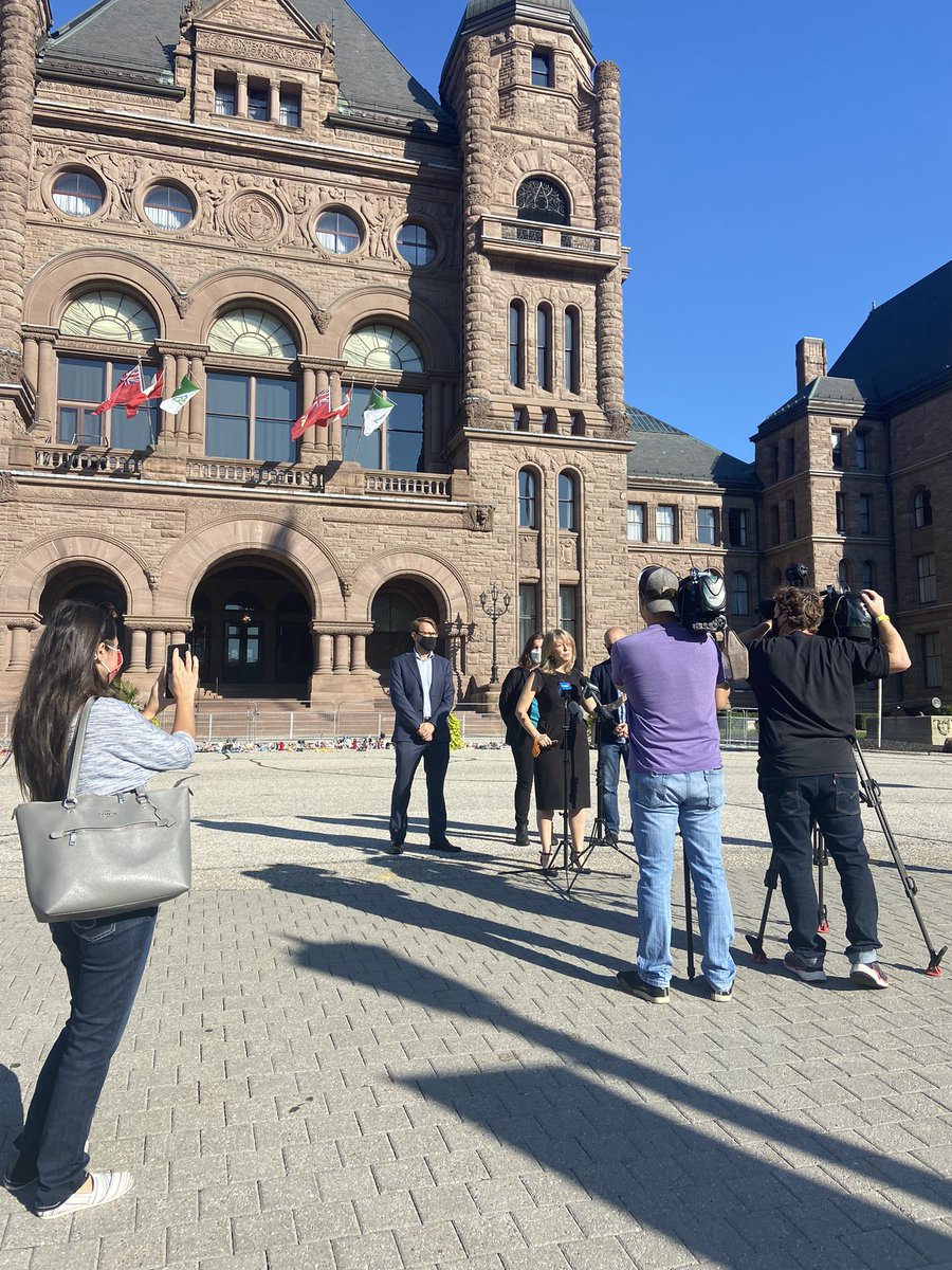 LGrayMc's tweet image. This morning we were at Queen’s Park to let @Sflecce and @fordnation know that it is time to put students’ health and safety first. Lack of funding is resulting in bigger class sizes, leading to increased Covid risk and decreased stability for our kids.