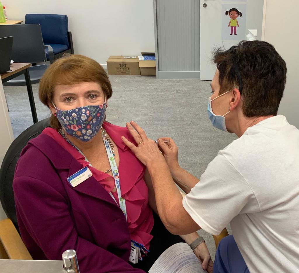 TempleStreetHos's tweet photo. Now more than ever it's important that all CHI staff #ProtectyourselfProtectothers by getting the flu vaccine.
CHI @CeoHardiman was delighted to receive her flu vaccine today to prevent the spread of the flu and save lives.
#OneCHI
#YourBestShot
@nch_info
@HSELive https://t.co/iXMHrLNOQh
