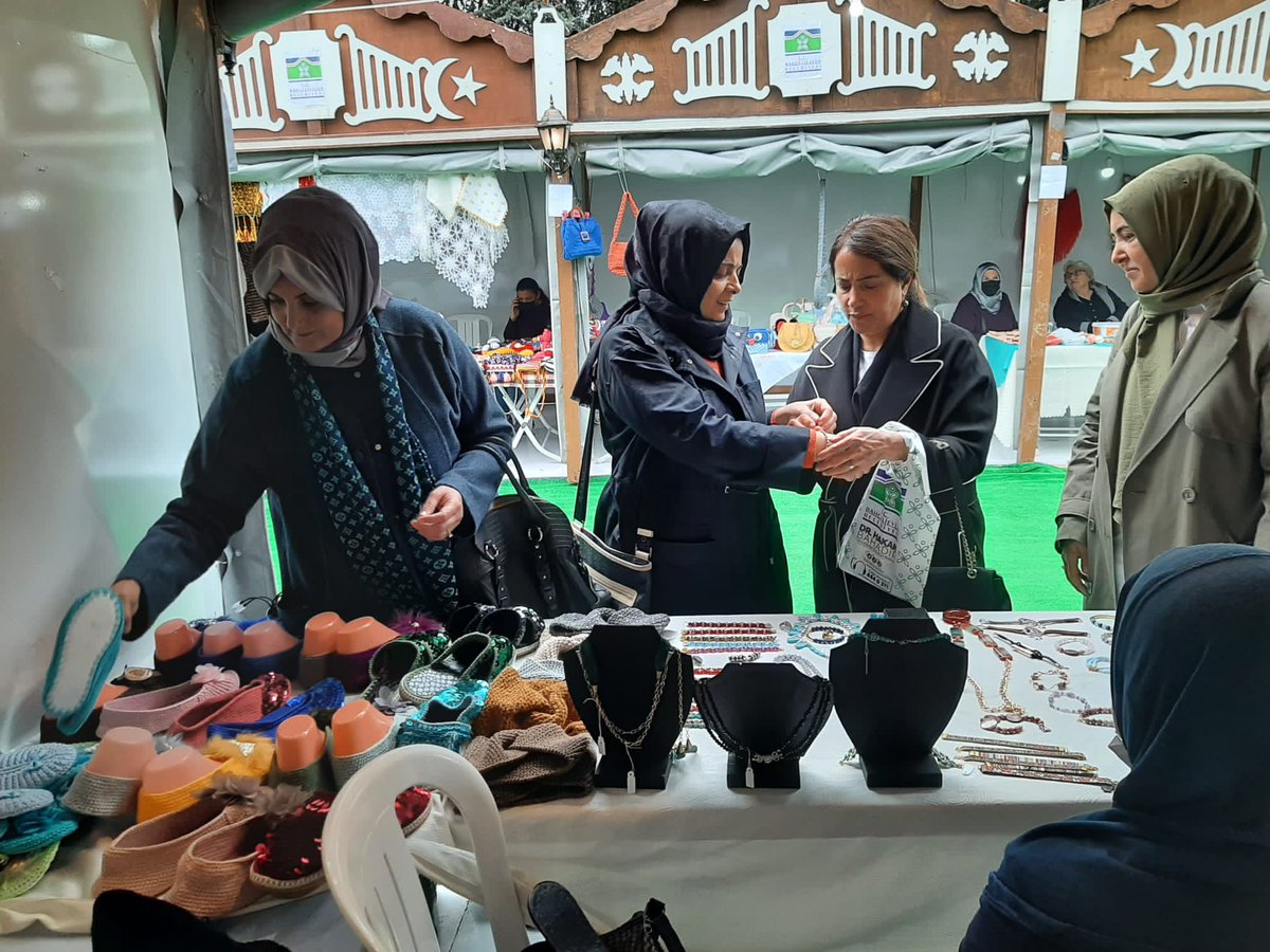 HGorgul's tweet photo. İl Başk.Yardımcımız Sosyal Politikalar Başkanımız @SayimMadak Belediyemiz Kadın El Emeği Festivalimizde üreten kadınlarımızı ziyaret etti. Alışverişi ve sohbetiyle kadınlarımızı gülümsettiği için müteşekkiriz @DrHakanBahadir @osmannnurika @akpartiistanbul @Fatihtunaa https://t.co/EaTrAS1mgD