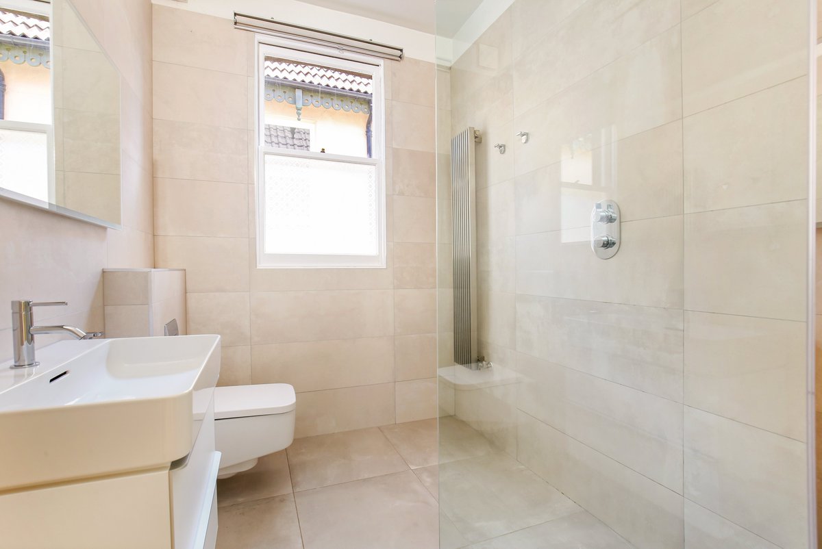 KHBishopston's tweet photo. Back on the market! 5 bed family home on Burghley Road in desirable St. Andrews. For more info or to book a viewing call 0117 909 4400.
#standrews #bristol #garden #bs6 #property #estateagent https://t.co/iWmeKFgbVP