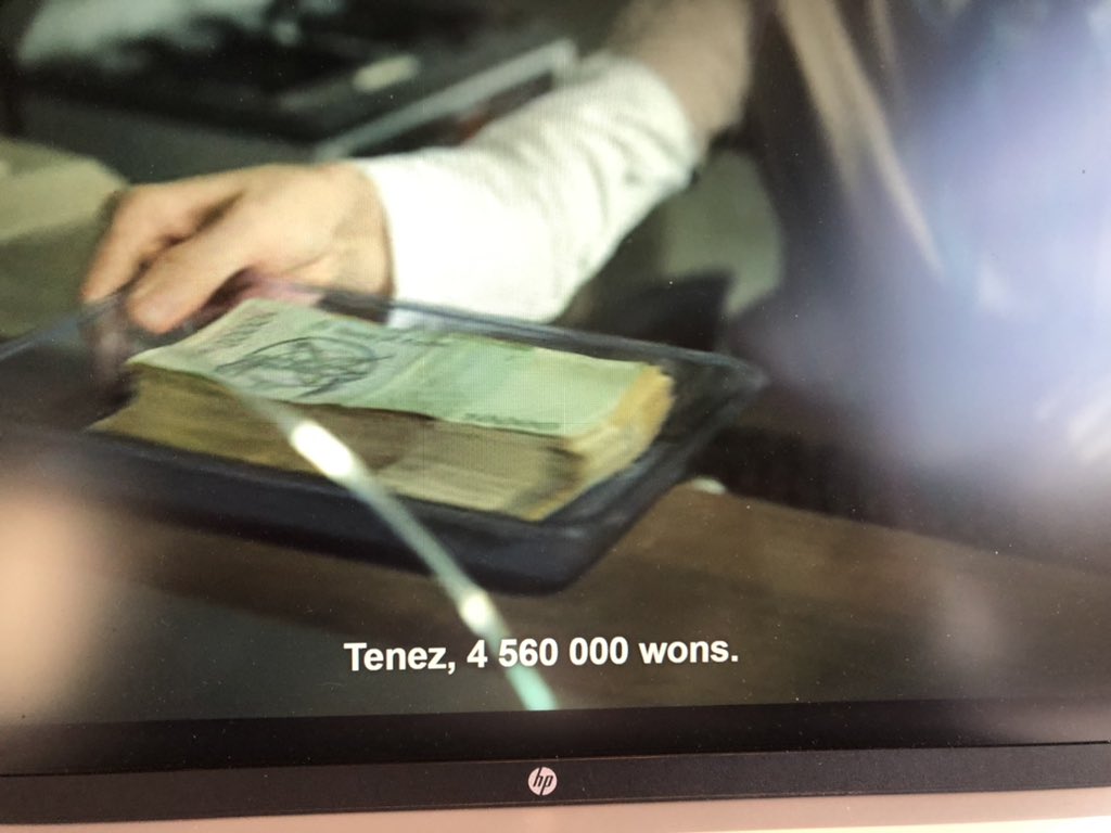 BigLebowski069's tweet photo. Quelqu un à une théorie squid game pour un truc qui ME REND FOU?? Gi-Hun a le numéro 456 et gagne donc 45 600 000 000, ok. Logique. Mais avant ca dans l épisode 1 il gagne 4 560 000 à la course de chevaux. NON MAIS C EST QUOI CE BORDEL?! Pourquoi?! #squidegame #squidgamenetflix https://t.co/zChYpf6mIG