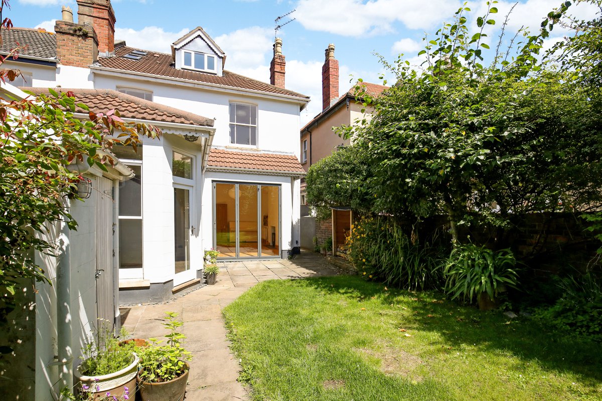 KHBishopston's tweet photo. Back on the market! 5 bed family home on Burghley Road in desirable St. Andrews. For more info or to book a viewing call 0117 909 4400.
#standrews #bristol #garden #bs6 #property #estateagent https://t.co/iWmeKFgbVP