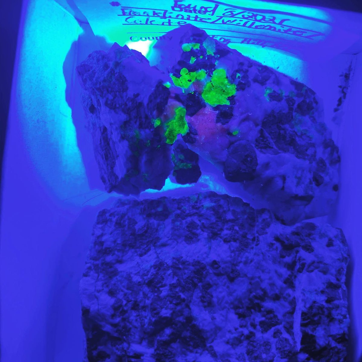 JoeAtreides's tweet photo. For #EarthScienceWeek, here are specimens of Franklinite &amp; Willemite on calcite, collected from the Sterling Hills Mine in New Jersey. Fluorescence was used to detect the presence of valuable minerals in the mine. #geology #geosciences #mining #nj #eastcoastgeology https://t.co/WvP02UVkH0