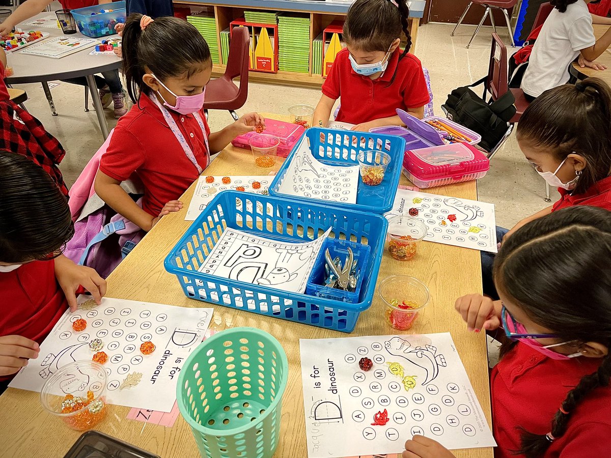 DavisHCISD's tweet image. Centers, centers, centers! 📚😎 Way to go, Mrs. Trevino! Loved seeing your literacy centers in action!! @LaurelesMustang #OneTeamOneMission