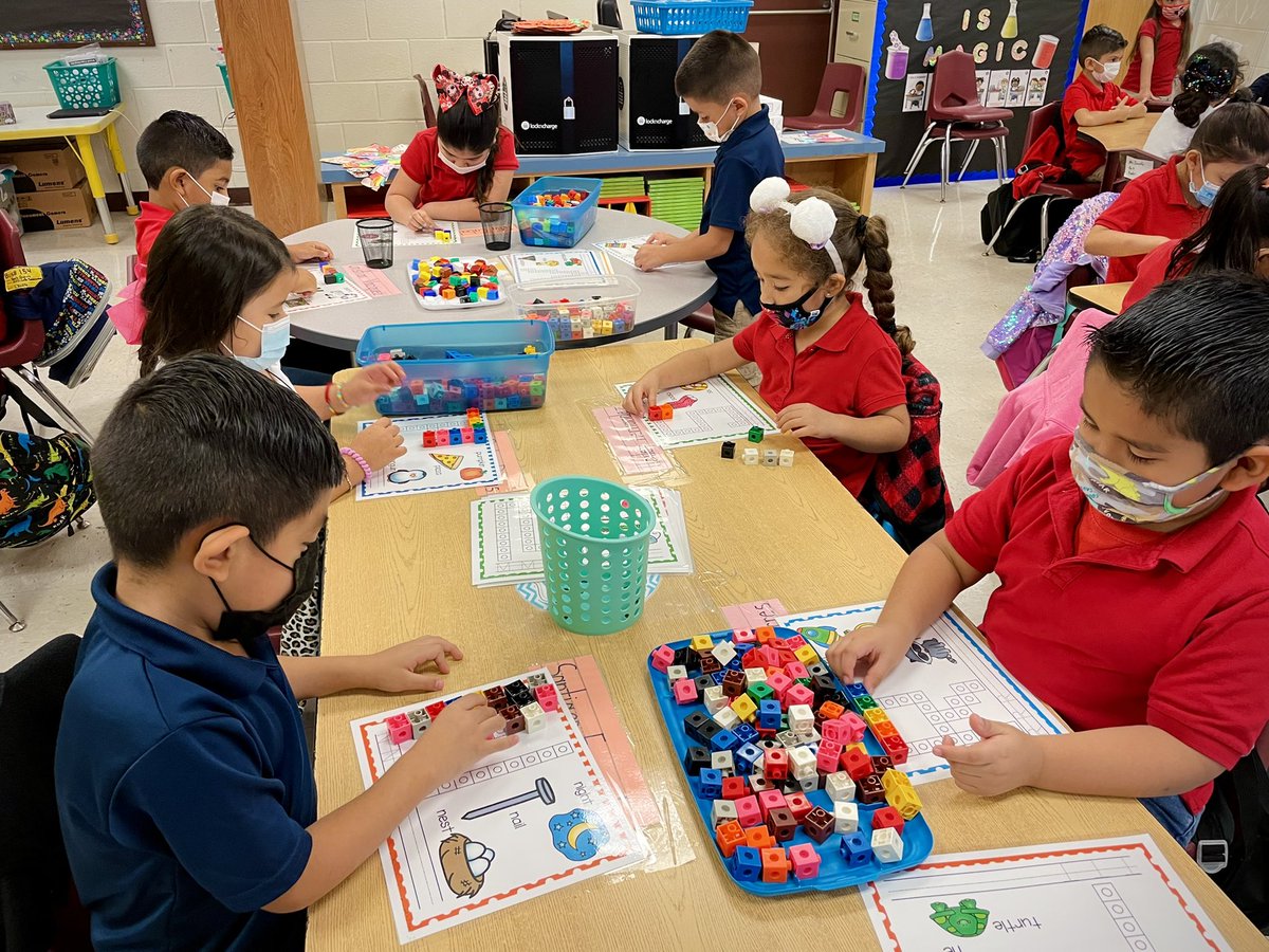 DavisHCISD's tweet image. Centers, centers, centers! 📚😎 Way to go, Mrs. Trevino! Loved seeing your literacy centers in action!! @LaurelesMustang #OneTeamOneMission