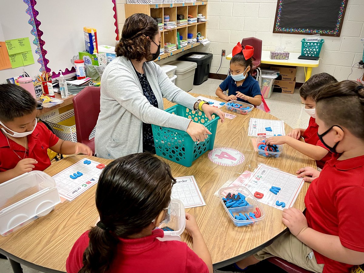 DavisHCISD's tweet image. Centers, centers, centers! 📚😎 Way to go, Mrs. Trevino! Loved seeing your literacy centers in action!! @LaurelesMustang #OneTeamOneMission