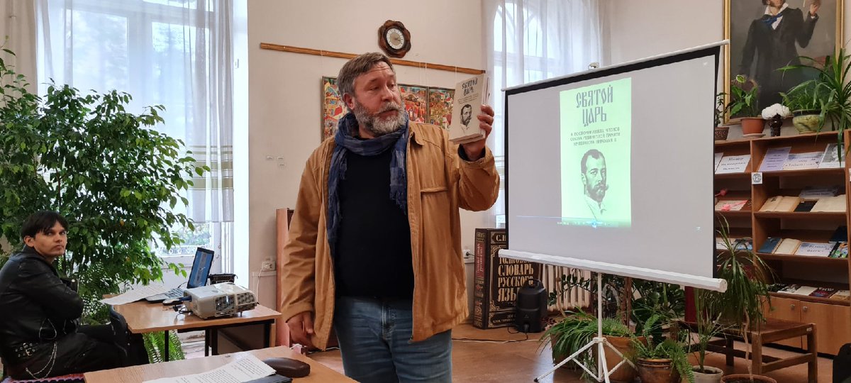our_empire's tweet photo. Председатель Союза ревнителей П��мяти Императора Николая II презентовал книгу «Святой Царь 
  в воспоминаниях членов Союза ревнителей  Памяти Императора Николая II» 
Узнать больше: https://t.co/0nzHxl4An8 https://t.co/spcpejEDmX