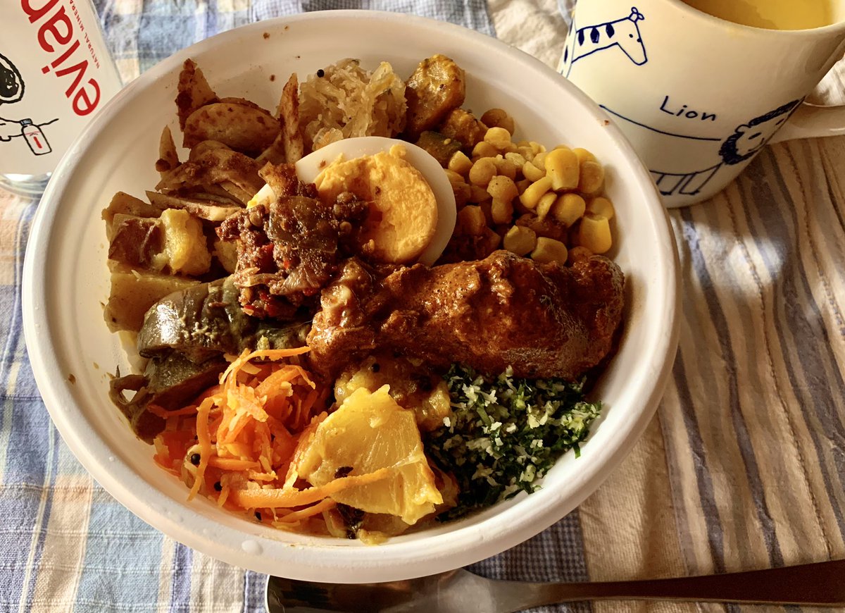 イラスト屋ひぐち 大人気の七ツ森のスリランカ弁当 10月17日の無印良品直江津店つながる市にて販売です 予約は受け付けません 11時からの販売になります 季節の野菜のおかずがたっぷりで 卵と骨つきチキンも 美味しいスリランカ弁当 病みつきになる