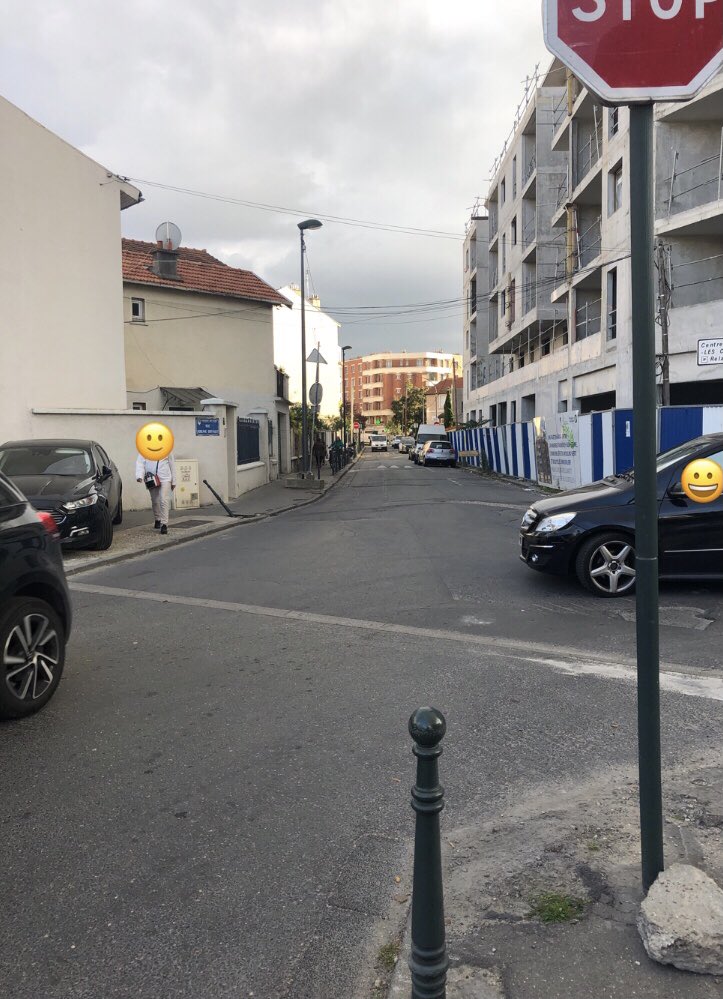 .<a href="/Ville_Asnieres/">Mairie d'Asnières-sur-Seine</a> - Avec les travaux et le parking sur le trottoir, le carrefour Place Le Vau/rue Adolphe Briffault est dangereux pour les piétons. Surtout que la rue est très utilisée par les familles qui vont au centre sportif des Courtilles. Une solution ?