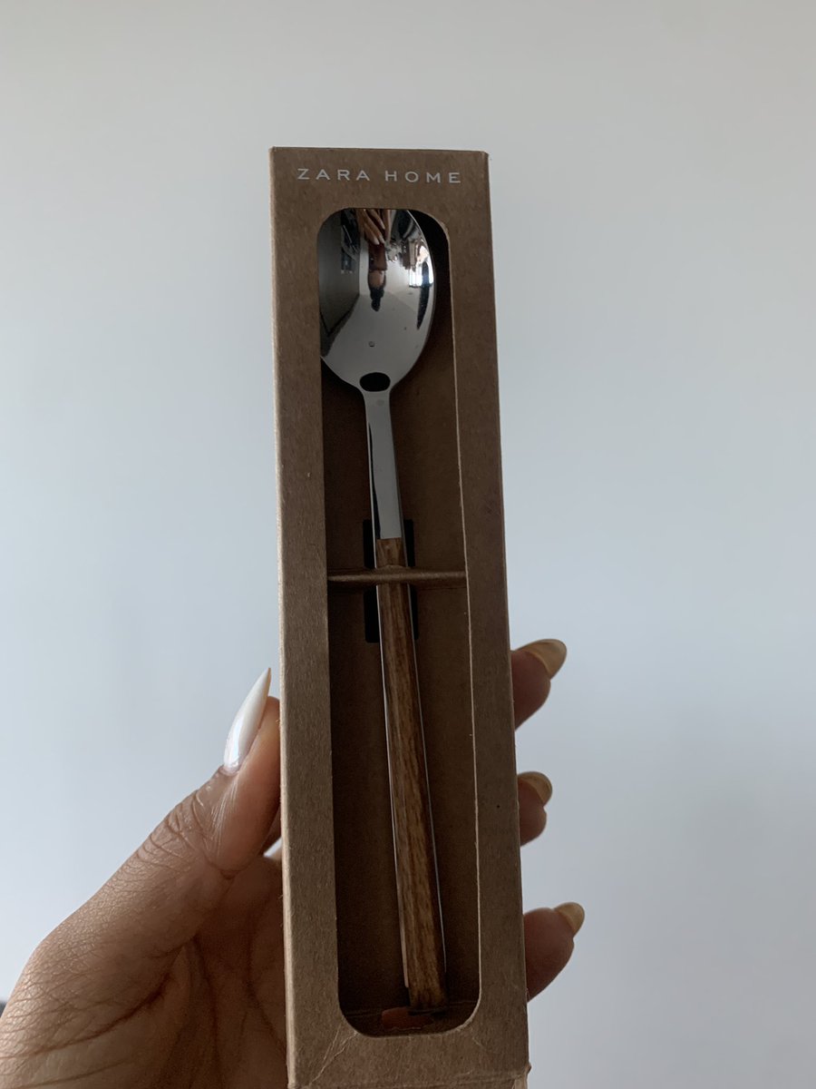 MelloLoli's tweet photo. @ZARA hi guys ! Could you please send me my spoons - I bought 4 and the box came empty with just one on  display. Your customer service is thinking I am lying about it WHY WOULD ANYONE LIE ABOUT IT lol. Please I want my spoons #zarauk https://t.co/WxZ518xsNl