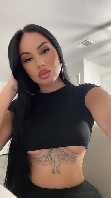 All black everything 🖤😜 https://t.co/4TSNX99nnS