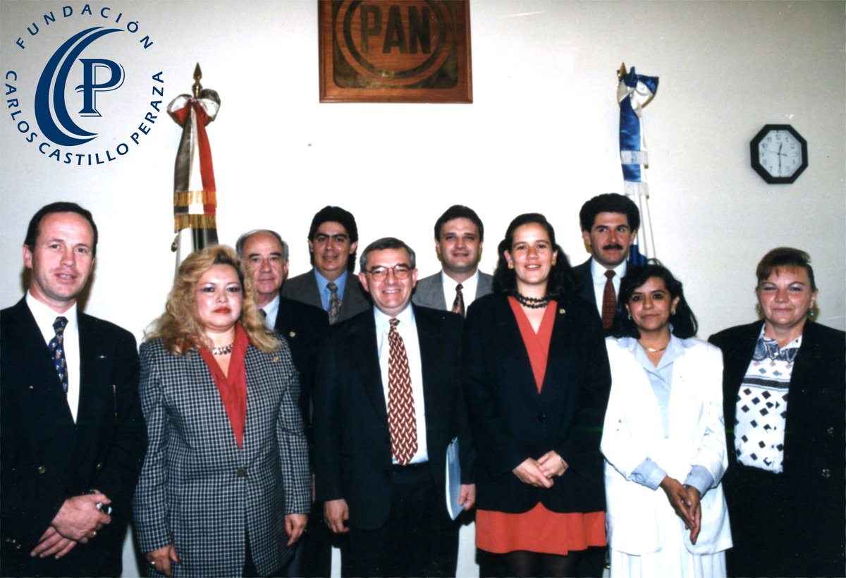 En esta segunda imagen vemos junto a <a href="/Castillo_Peraza/">Castillo Peraza</a> a <a href="/Mzavalagc/">Margarita Zavala</a>, <a href="/JL_Luege/">José Luis Luege</a>, <a href="/altamiranodimas/">Gonzalo Altamirano</a>, <a href="/JoseEspinaV/">José Espina</a>, el papá de <a href="/gabysalido/">Gaby Salido</a>, Sandra Segura y Gaby Gutiérrez, nos faltan tres de identificar. Es en la campaña de 1997 y podría ser la Asamblea Legislativa del DF