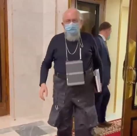 lentaruofficial's tweet image. Вассерман пришёл на первое заседание Думы без своей фирменной жилетки. Остаться без любимой одежды его заставила охрана Госдумы.

Норматив по карманам Вассерману пришлось добивать штанами. Но в следующий раз он грозится не только вернуть жилетку, но и протащить в Госдуму нож