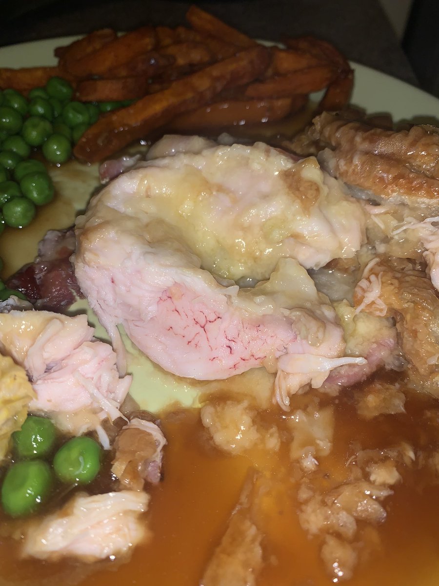 danerzzzx's tweet photo. @AldiUK Sorry Aldi hun, I spent my last £2.79 on this, what I thought would be a lovely or at least, edible, Chicken en Croute. Absolutely starving, waited 40 whole minutes for it cook. Only to find a chicken’s brain in the middle of this delicacy. https://t.co/OcM6Pl7scs