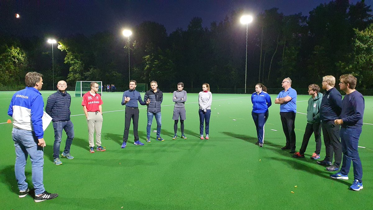 KNHBAcademie's tweet photo. Vanavond voor het eerst in 1,5jr weer n fysieke bijscholing voor de #bondsscheidsrechters van ZN mogen verzorgen op @HcGilzeRijen olv @BecholzMark @StevenBak4 @CoenvB en #PascalEngelbertink donderdag deel 2! #fluitenisleuk #samensterker #positioning #verkopenvanjebeslissing https://t.co/ExG0Sf3KnI