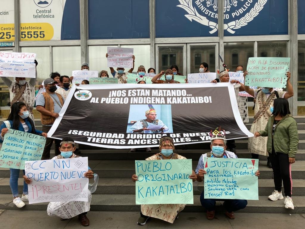 🚨 Más de 20 indígenas de 6 comunidades kakataibo han venido a protestar a la sede del Ministerio Público exigiendo justicia por el asesinato a sus líderes a manos del narcotráfico.