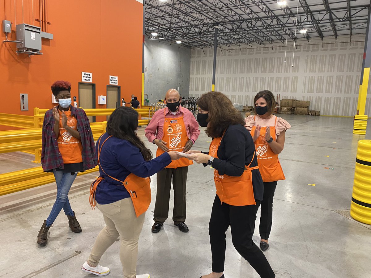YoankyH's tweet image. Thank You to our VP @BacklinLisa and SDO @_ian_phelps for stopping by to engage and celebrate our associates at our San Antonio/ Pflugerville MDOs today. Great Job Art and Kip both buildings looked and felt great while Taking Care of Our Customers. @MarkQHolifield @StephSmithTHD
