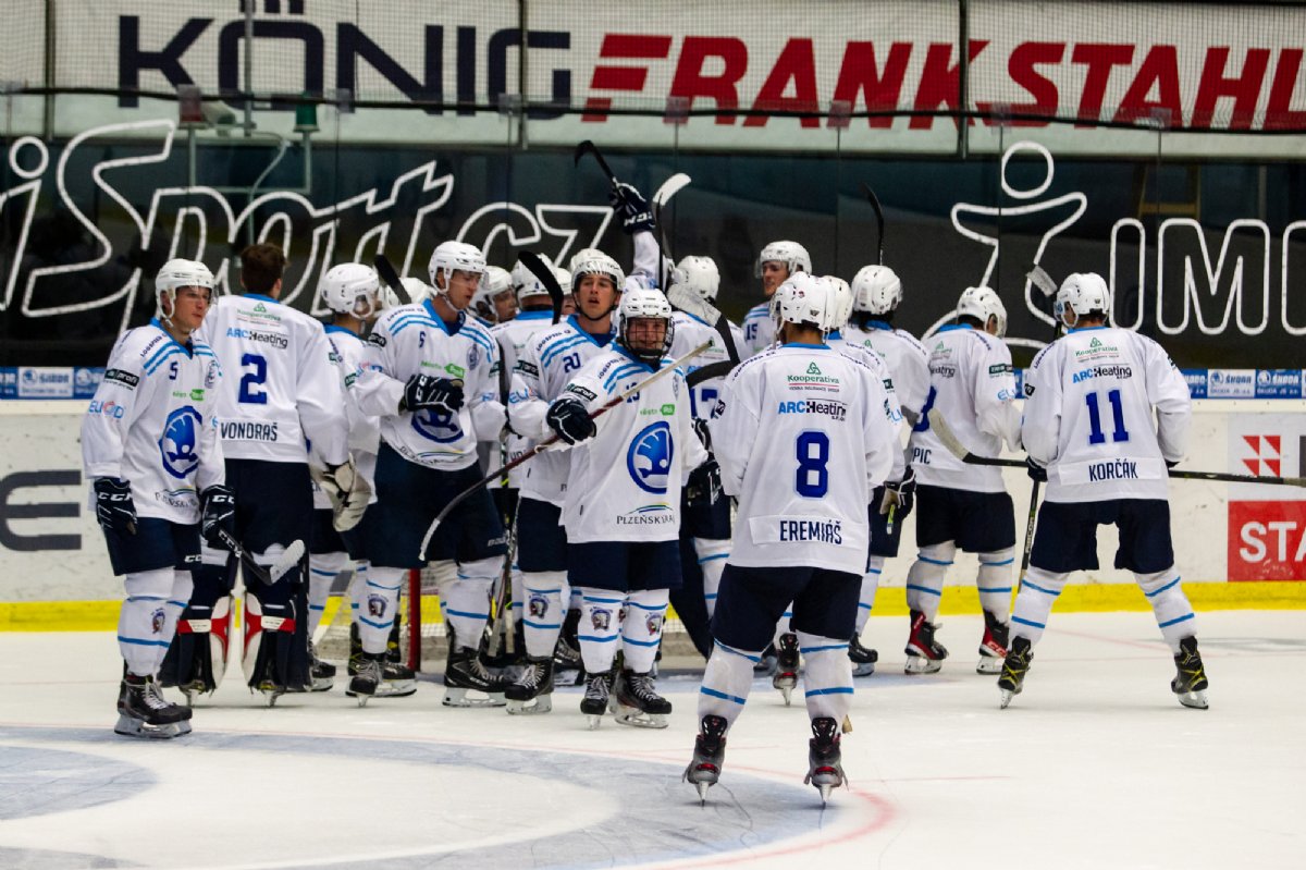 HC_Plzen's tweet photo. Junioři dnes vyhráli na ledě Českých Budějovic 14:0! 👏 Naši mladíci si v 9 odehraných zápasech soutěže připsali 27 bodů do tabulky, šest čistých kont, podruhé nastříleli v utkání přes 10 branek a jejich celkové skóre činí 55:6. Fantastická práce, kluci, jen tak dál! 💙🤍 https://t.co/JPnAKLIzef