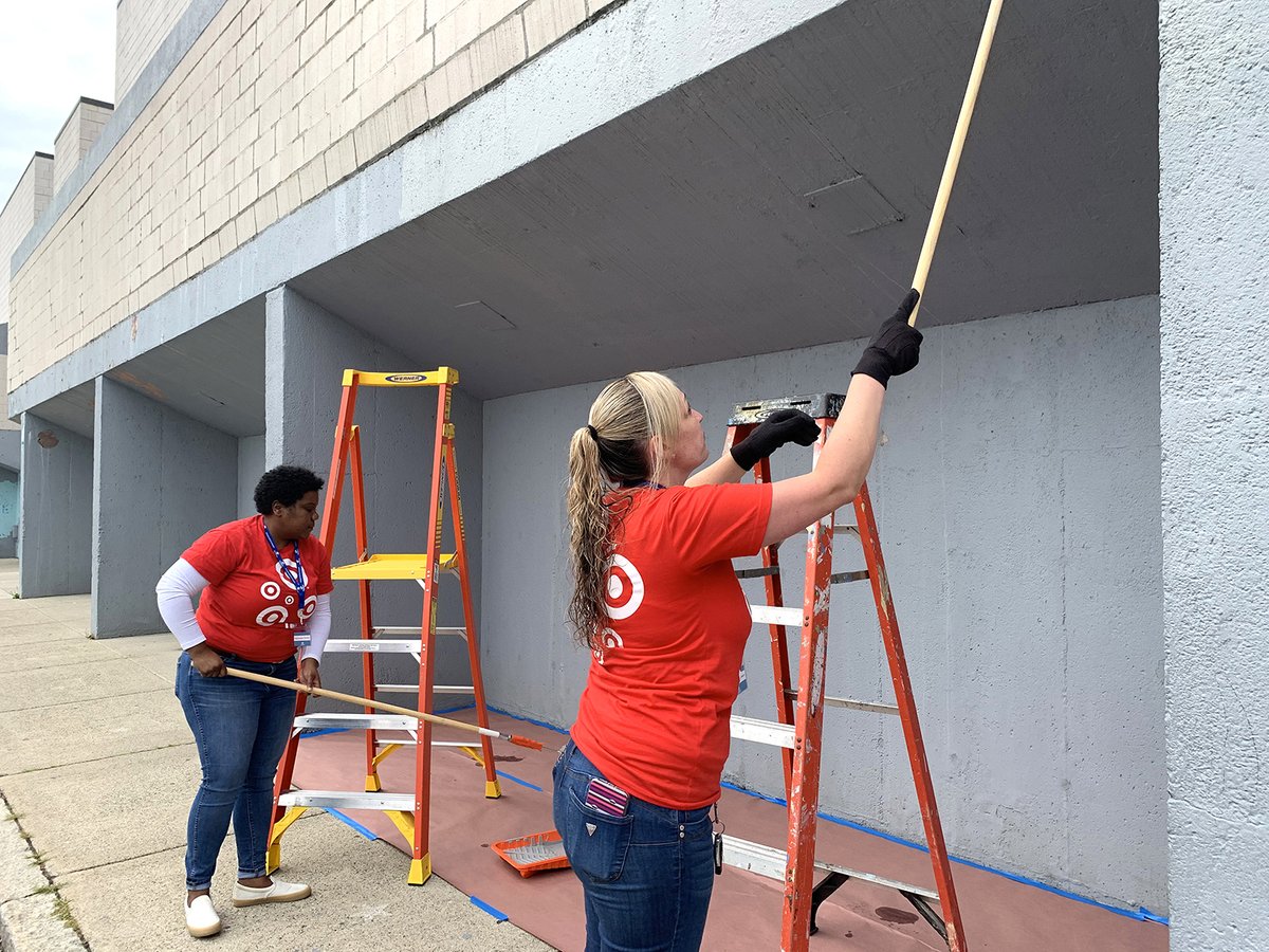 BGCDorchester's tweet image. BGCD was pleased to host a group of volunteers from @Target! In addition to making a contribution to BGCD, the volunteers placed fibar in playgrounds, added mulch to outdoors and painted the entrance. Thanks for your service! #R400Community #eglotch #GViencek13 #WeAreDorchester