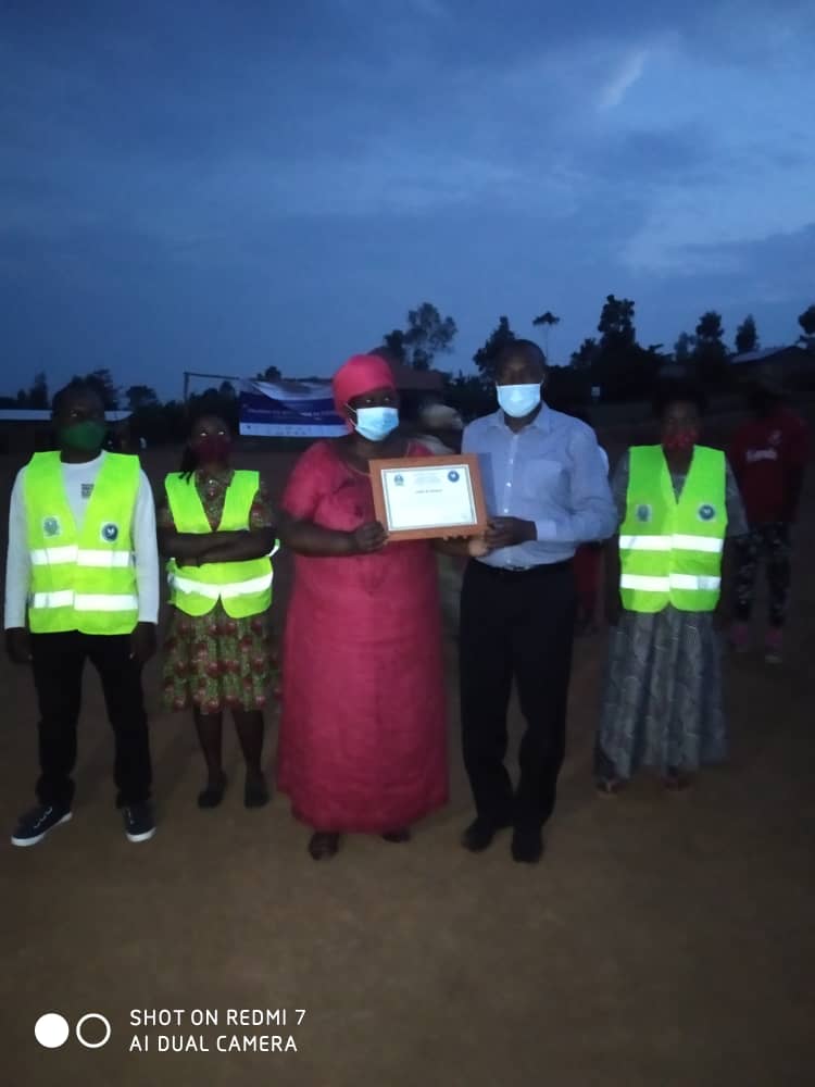 KanombeSector's tweet photo. Uyu munsi habaye umuhango wo guhemba abitwaye neza mu marushanwa yahuje Imidugudu gize Akagari  Karama, Imidugudu yahize iyindi:
1 Cyurusangara 
2 Nyabyunyu 
3 bitare
Yahawe ibihembo Kandi nta kudohoka dukomeje gahunda ya RINDA UMUTURANYI. https://t.co/I9vWoQCUhJ