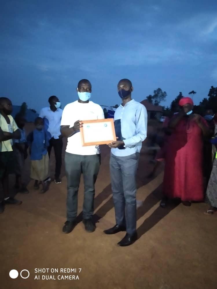 KanombeSector's tweet photo. Uyu munsi habaye umuhango wo guhemba abitwaye neza mu marushanwa yahuje Imidugudu gize Akagari  Karama, Imidugudu yahize iyindi:
1 Cyurusangara 
2 Nyabyunyu 
3 bitare
Yahawe ibihembo Kandi nta kudohoka dukomeje gahunda ya RINDA UMUTURANYI. https://t.co/I9vWoQCUhJ