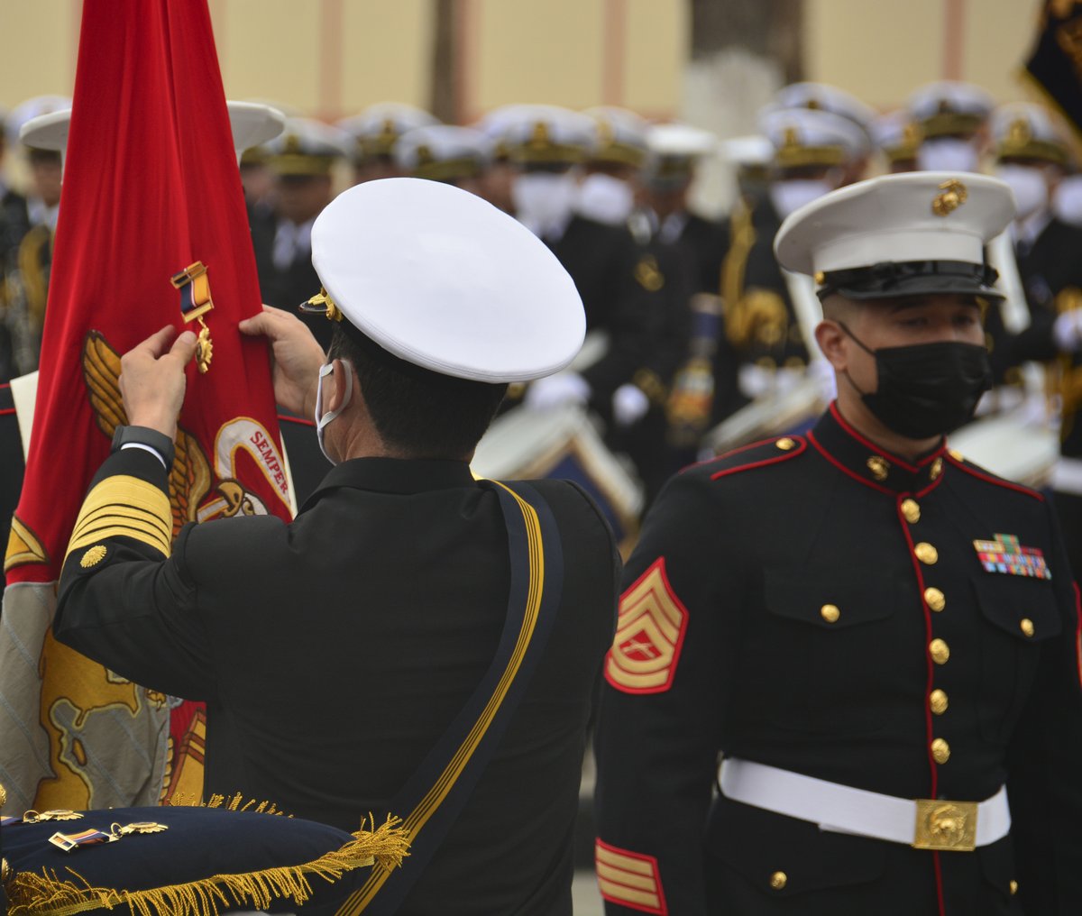 Southcom's tweet photo. #StrengtheningPartnerships:
During Peru’s bicentennial celebration Oct. 8, the head of @naval_peru, Adm. Alberto Alcala, awarded a commendation medal to the @USMC for their participation in the #UNITASLXII multinational maritime exercise in Peru. @MARFORSOUTH @USEMBASSYPERU https://t.co/oHLq01b7F9