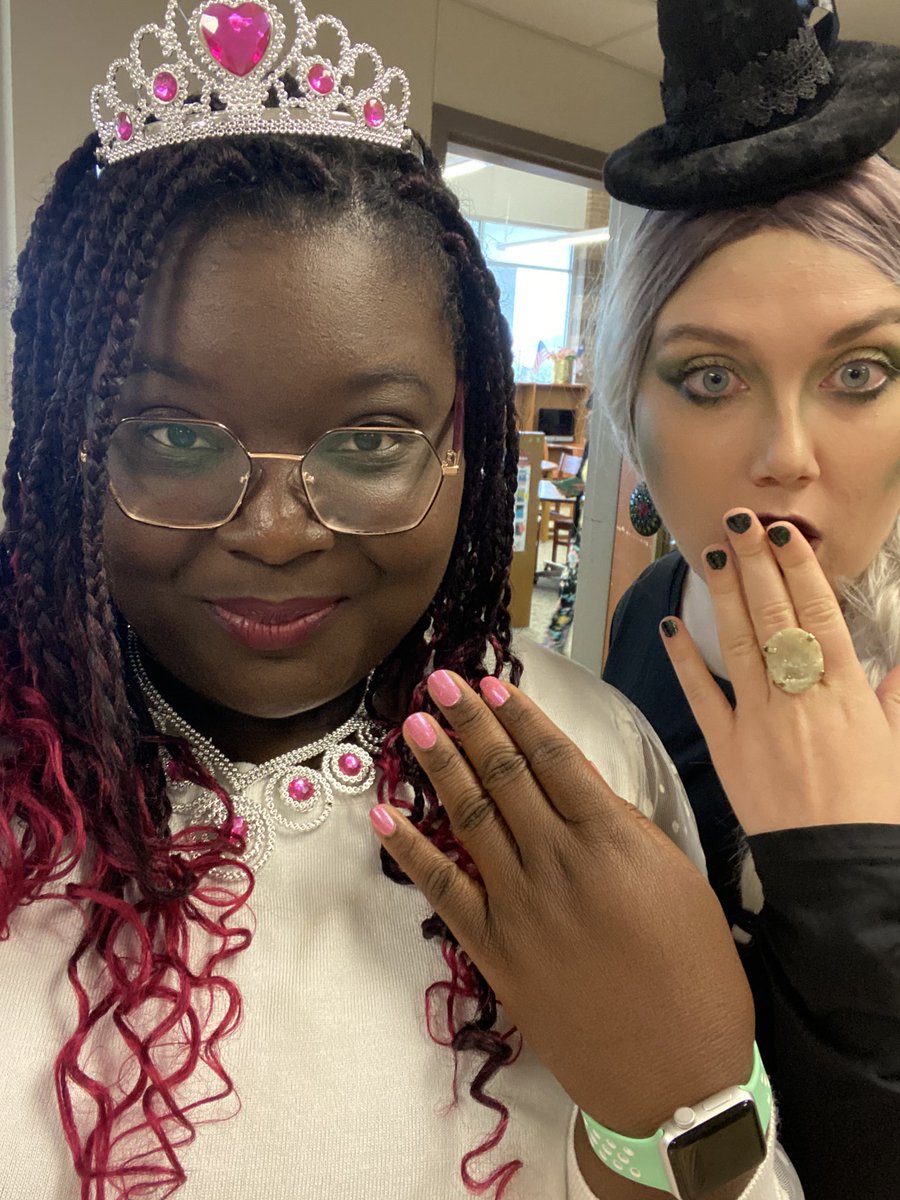 judyadams1717's tweet photo. Iconic Duo Day! Elphaba and Glinda! #Wicked #WizardOfOz #GoodBadWitch #Hoco2k21 #ComalFineArts https://t.co/mlGJD70mgK